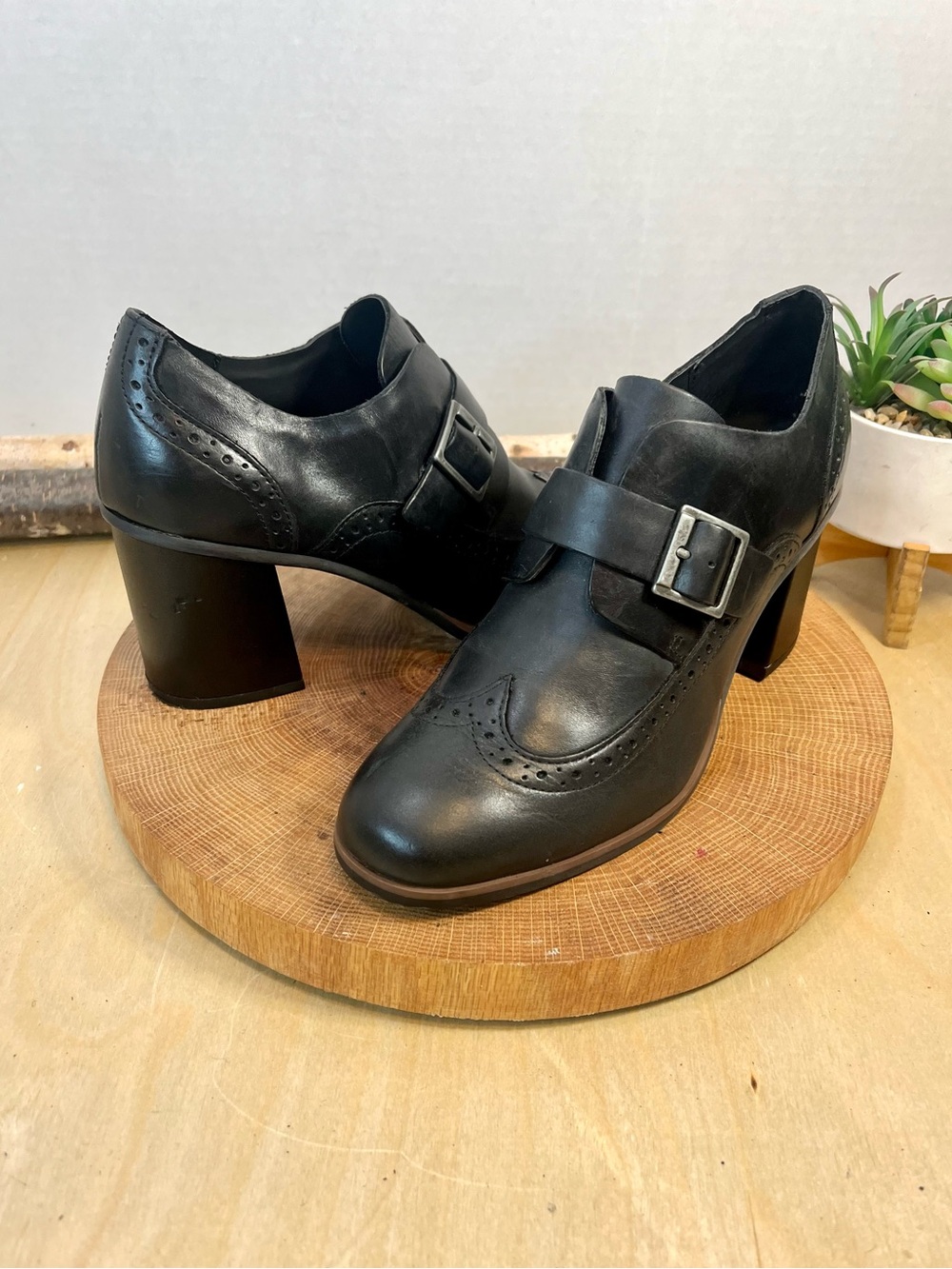 Korks Withrow Black Leather Wingtip Buckle Heeled Ankle Boots Size 7.5
